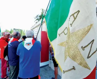  ?? I rossi ?? I partigiani dell’Anpi di Forlì-Cesena e nazionale celebrano la liberazion­e di Predappio