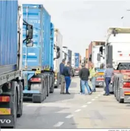  ?? JORGE DEL ÁGUILA ?? Varios camioneros, a la entrada del puerto de Algeciras.
