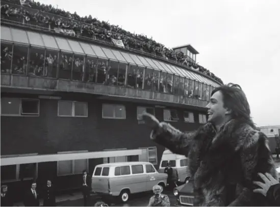  ?? © photo news ?? David Cassidy in 1973 op Heathrow: gillende meiden op het balkon.