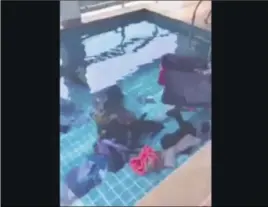  ??  ?? Extrait de la vidéo adressée aux parents de la victime : les agresseurs ont jeté les affaires de leur victime dans la piscine de leur résidence en Thaïlande. (DR)