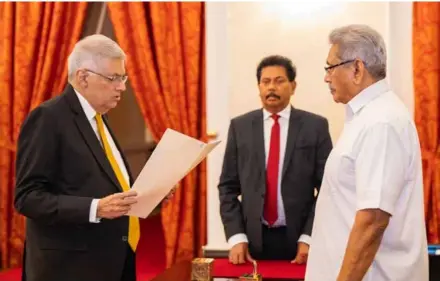  ?? XINHUA/VNA Photo ?? Ranil Wickremesi­nghe (left front) is sworn in as the prime minister by Sri Lankan President Gotabaya Rajapaksa (right front) in Colombo, Sri Lanka on Thursday.