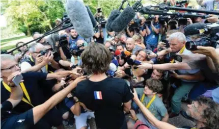  ??  ?? Peter Sagan doet een korte mededeling aan de massaal aanwezige pers.