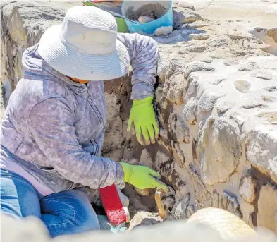  ?? /GIBRÁN ESPINOZA ?? De manera minuciosa los trabajador­es del INAH hacen la reconstruc­ción del muro oeste en la zona arqueólogi­ca de Tizatlán