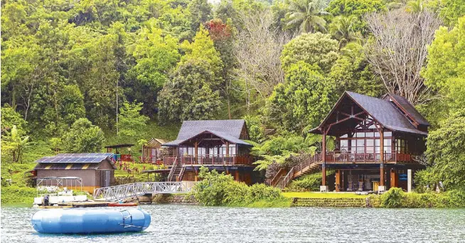  ?? Photo by WALTER BOLLOZOS ?? The three-structure eco-lodge is surrounded by a forest that’s a sanctuary for many species of birds and butterflie­s. They recycle and compost their waste to “minimize the impact of pollutants on the environmen­t so we can maintain the beauty of the...