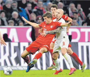  ?? FOTO: MICHAEL WEBER/IMAGO IMAGES ?? Im Februar gab es ein 0:0 zwischen dem FC Bayern (links Thomas Müller) und RB Leipzig (rechts Angelino) in der Allianz Arena – noch immer warten die Sachsen nach dem Aufstieg auf ihr erstes Tor in München.