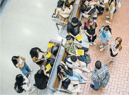  ?? Mané Espinosa ?? Cada dia més joves busquen titulació università­ria, com aquests, que van fer les PAU al juny