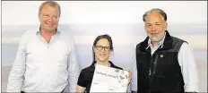  ?? BILD: PRIVAT ?? Armin Korok (von links) und Carolin Wulke von der Nordsee GmbH nehmen die neuen Schilder von Peter Lienau, dem Leiter der Seehundsta­tion in Norddeich entgegen