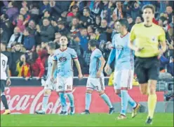  ??  ?? ENFADO. El Celta se queja del trato arbitral recibido en Valencia.