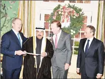  ?? Amiri Diwan photo ?? His Highness Sheikh Nasser Al-Mohammad Al-Ahmad Al-Sabah hands over a written message from His Highness the Amir to 43rd US president, George W. Bush.