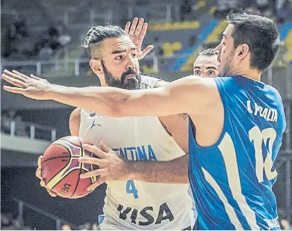  ?? FIBA ?? Amor eterno. Scola en acción ante Paraguay. Recorrió 40 mil kilómetros en seis días y anotó 22 puntos.