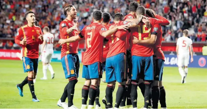  ?? Foto: J.L Cereijido (Efe) ?? Los jugadores de la selección española, celebrando un gol ante Islas Feroe.