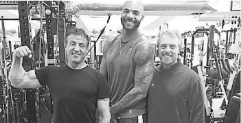  ??  ?? Svoje klijente Gunnar gotovo nikad ne fotografir­a, no oni često objave fotografij­e s treninga na svojim profilima na društvenim mrežama. Stallone, bivši košarkaš Carlos Boozer i Gunnar Peterson SYLVESTER STALLONE REDOVITO JE KOD PETERSONA U TERETANI