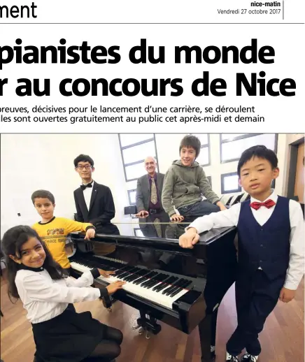  ?? (Photo Franck Fernandes) ?? Bonne ambiance en coulisse : sous le regard de l’organisate­ur du concours, Gilbert San Pietro di Monterosso (au fond), la Tunisienne Samia au clavier, le Français Isaac sur le piano et, autour, les Chinois Yi et Zihao et le Marocain Mohamed.