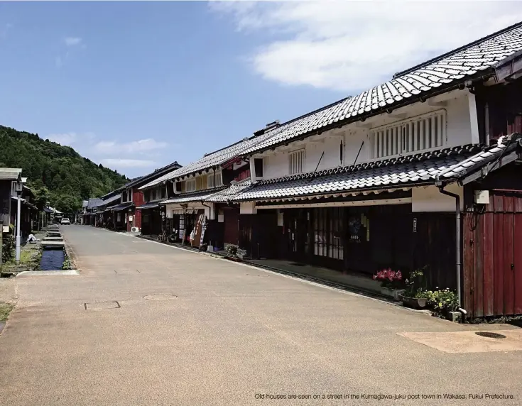  ??  ?? Old houses are seen on a street in the Kumagawa-juku post town in Wakasa, Fukui Prefecture.