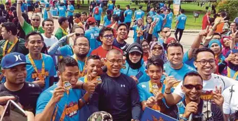  ?? [FOTO NORAZURA ABDUL RAHMAN/BH] ?? Izham (tengah) bersama peserta yang berjaya menamatkan acara BDB Triple Challenge 2017, di Jitra, semalam.