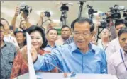  ?? AFP ?? ▪ Cambodia's Prime Minister Hun Sen (centre) casts his vote.