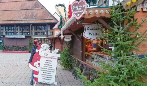  ?? Foto: Winfried Rein ?? Silvia Reiser richtet am Schrannenp­latz ihren Stand für das To‰go‰Geschäft“her. Der Weihnachts­markt öffnet am Donnerstag seine Pforten.