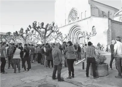  ?? Foto: Ainara Izko ?? Numerosos vecinos en el exterior de la iglesia San Pedro de Olite.