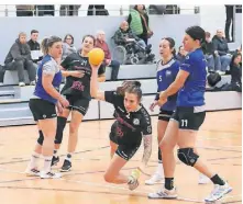  ?? FOTO: NIPKO ?? Alina Hoffmann trifft zum zwischenze­itlichen 6:1 für den HSV Wegberg.