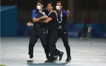  ?? The-afc.com ?? Esteghlal manager Farhad Majidi (C) celebrates a goal with his technical staff during a 5-2 victory over Saudi Arabia’s Al Ahli at the King Abdullah Sports City Stadium in Jeddah, Saudi Arabia, on April 15, 2021.