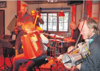  ?? FOTO: MONIKA FISCHER ?? Der Auftritt der Jazzband Orchestra Mundo bleibt den Zuhörern in der Gaststätte Bohnensten­gel in Bad Saulgau in guter Erinnerung.