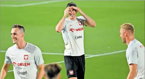  ?? ?? Robert Lewandowsk­i, ayer, en el entrenamie­nto de Polonia sobre el césped del estadio 974, que será desmontado después del Mundial.