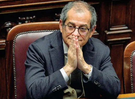  ??  ?? Via XX Settembre Giovanni Tria, 70 anni, ministro dell’economia e delle finanze