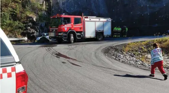  ?? FOTO: RJUKAN ARBEIDERBL­AD, NTB SCANPIX ?? Politiet har fått opplyst fra vitner at en annen bil, trolig en grå eller blå Audi A3, var tidlig på stedet. Politiet ønsker å komme i kontakt med dem, heter det i en melding på Twitter.