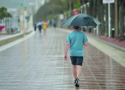  ?? EFE/CARLOS BARBA ?? Un hombre camina bajo la lluvia por el Paseo Maritimo de Almería