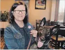  ?? PAUL FORSYTH METROLAND ?? Susan Wall of Niagara Falls and her bed bug-hunting dog Mercy are working as a team to track down the elusive insects.