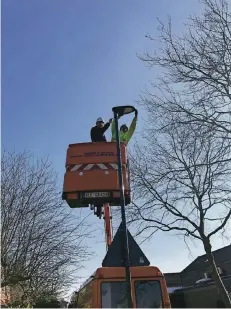  ??  ?? Am Krähenacke­r in Osterath sind die Lampen schon erneuert, zeigen Beigeordne­ter Michael Assenmache­r und Monteur Dirk Kiesler.