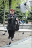  ?? JOHN RENNISON THE HAMILTON SPECTATOR ?? Bernice Price shooing away the pigeons in Gore Park in 2002. She eventually got a bylaw passed.