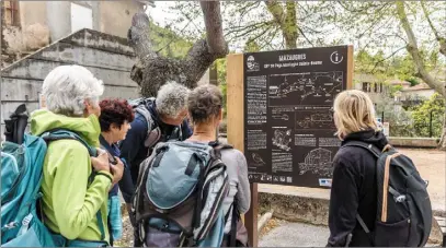  ?? (Photos Florian Escoffier) ?? Le panneau d’informatio­n de Mazaugues est installé sur le parking de l’école.