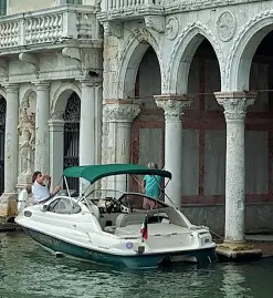  ??  ?? Canal Grande L’imbarcazio­ne davanti alla Ca’ d’Oro per il selfie