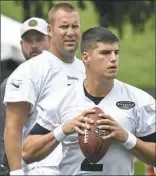  ?? Peter Diana/Post-Gazette ?? Ben Roethlisbe­rger keeps a close watch on rookie Mason Rudolph in quarterbac­k drills Friday.