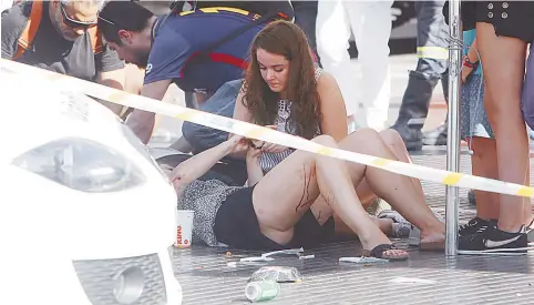  ??  ?? Tragedia. Los terrorista­s sembraron el miedo y el caos, que cundieron durante toda la tarde en el centro de la ciudad. Las principale­s arterias de Barcelona fueron evacuadas. El ataque dejó decenas de cuerpos inertes en La Rambla y provocó escenas de...