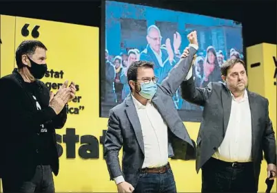  ?? DAVID BORRAT / EFE ?? Oriol Junqueras levanta el brazo de Pere Aragonès ayer en Girona en presencia de Arnaldo Otegi
