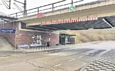  ?? FOTO: A. BUCHBAUER ?? Schon tagsüber ist die Gegend rund um die Bustrasse am S-Bahnhof Allerheili­gen kein schöner Ort. Nachts wird sie zum „Angstraum“.