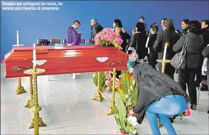  ?? Fotos: Maribel Rojas / EXTRA ?? Después que entregaron los restos, los velaron para llevarlos al cementerio.