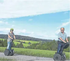  ?? FOTO:ARCHIV ?? Richard Strauß (rechts) fährt voraus – der Segway-Touren-Anbieter hat nun seinen Sitz in Villingen und will von hier aus die Region erobern. Auch eine Tour auf den Magdalenen­berg gibt es im Programm.