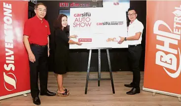  ??  ?? Right on track: Kan (left), Yap (centre) and Tan at the CarSifu auto show and awards partnershi­p programme.