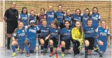  ?? FOTO: VEREIN ?? Die Endspielma­nnschaften des Tuttlinger B-Juniorinne­nturniers: Sieger Hegauer FV II (blaue Hosen) und SC 04 I.