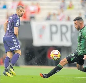  ?? GUILLERMO RODRIGUEZ ADAMI ?? El 1-0. Mora ya pateó y palpita el desenlace.