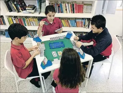  ?? LA VANGUARDIA ?? Alumnos de la escuela Betlem de Premià de Mar el pasado jueves en la clase semanal de bridge