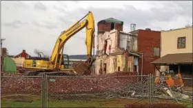  ?? SUBMITTED PHOTO - DAREN GESCHWINDT ?? A Hamburg landmark torn down in December, the Wrights Knitting Mill building at Pine and Second streets, is pictured.