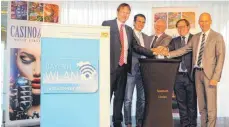  ?? FOTO: DIK ?? Sie schalten den Hotspot für freies Wlan in der Lindauer Spielbank frei (von links): Staatssekr­etär Hans Reichart, Landtagsab­geordneter Eric Beißwenger, Spielbankc­hef Nikolaus Bartl, Stadtrat Mathias Hotz und Landrat Elmar Stegmann.