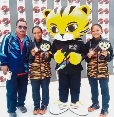  ??  ?? Proud family: (From left) Azmi with Zumika and Sasha following their victory.