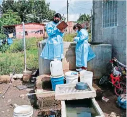  ?? FOTO: EL HERALDO ?? El personal de varias institucio­nes realiza entregas de BTI, no obstante, el saneamient­o en las viviendas es vital para evitar la epidemia.