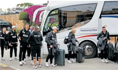  ?? FOTO: LEHMANN ?? Die Spieler und Betreuer der SV Elversberg bei der Ankunft im Trainingsl­ager im südspanisc­hen Mijas am Montag. .