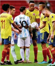  ??  ?? LIONEL STARE: Messi confronts Yerry Mina